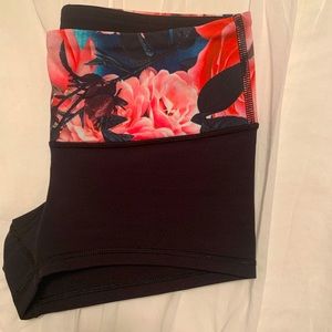 LULULEMON in the flow shorts
